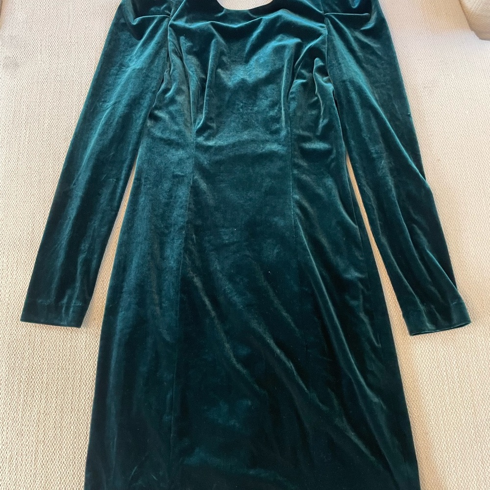 Vince Camuto Emerald Green Velvet Sheath Dress – Holiday Cocktail Party Classic